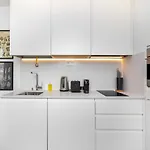 Whome Urban Retreat: Downtown Luxury, Parking, Ac & Elevator